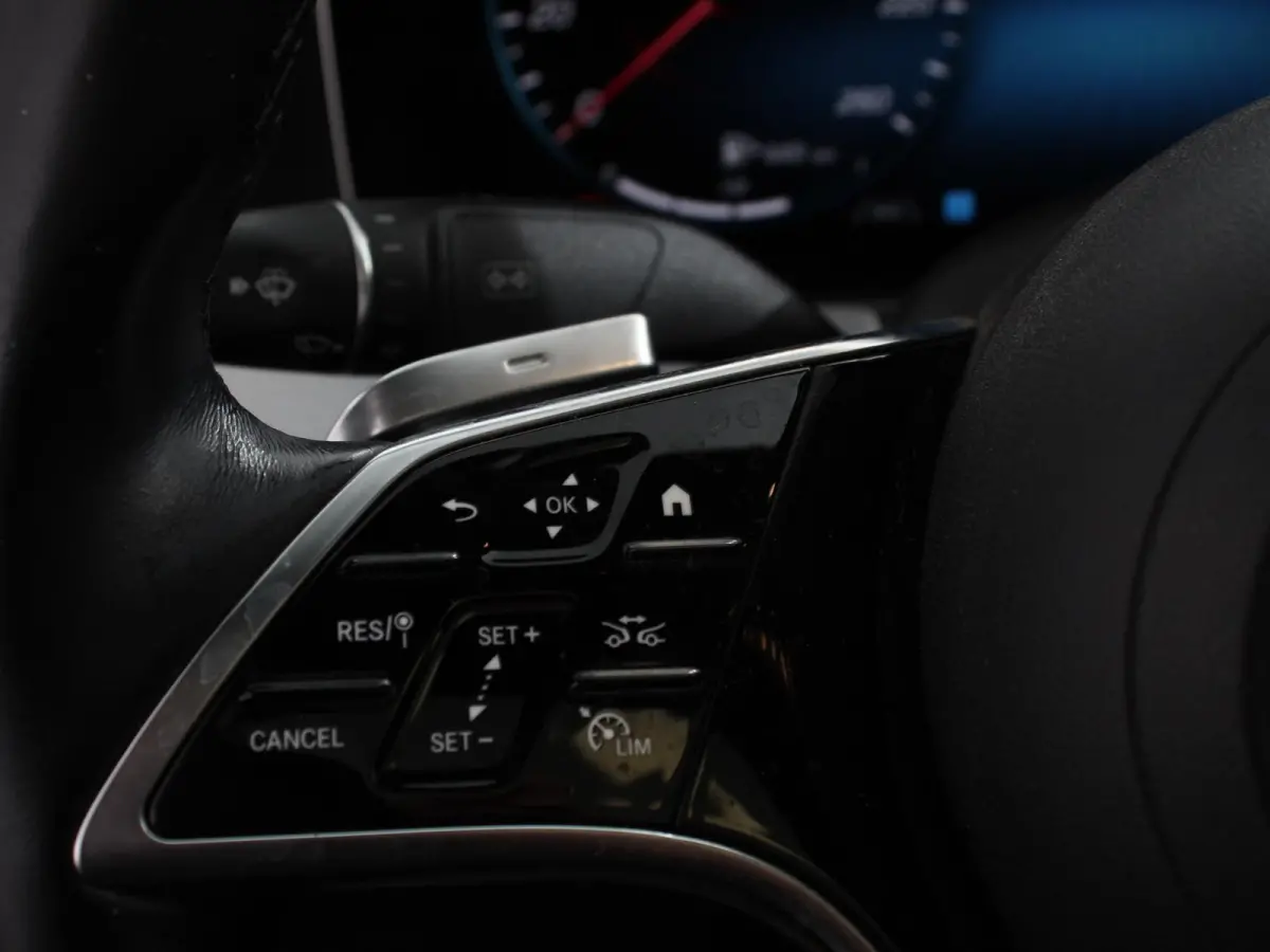 300e Avantgarde Premium Plus PHEV Automaat Panorama dak Climate control Adaptieve cruise control Parkeersensoren Camera  Verwarmde voorstoelen Keyless Lcihtmetalen velgen Led Burmester