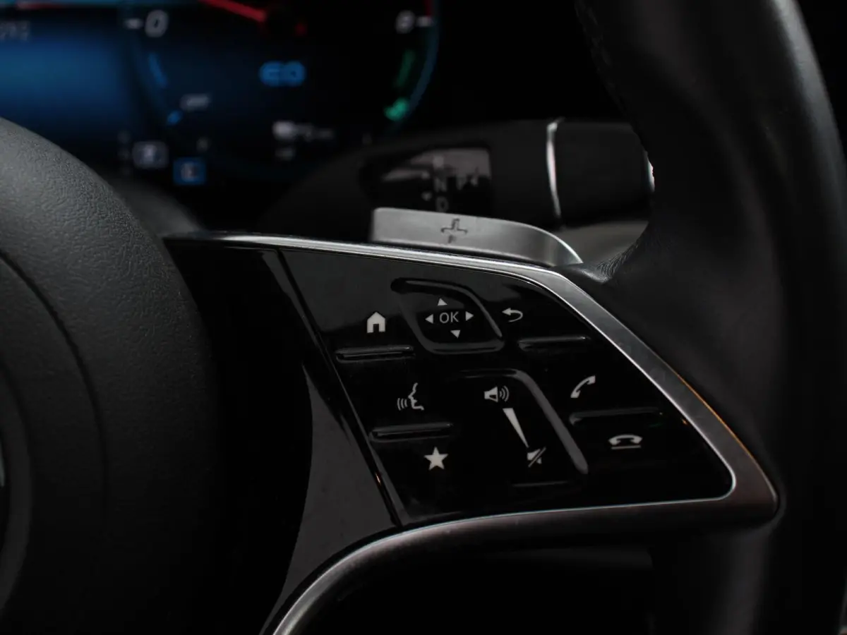 300e Avantgarde Premium Plus PHEV Automaat Panorama dak Climate control Adaptieve cruise control Parkeersensoren Camera  Verwarmde voorstoelen Keyless Lcihtmetalen velgen Led Burmester