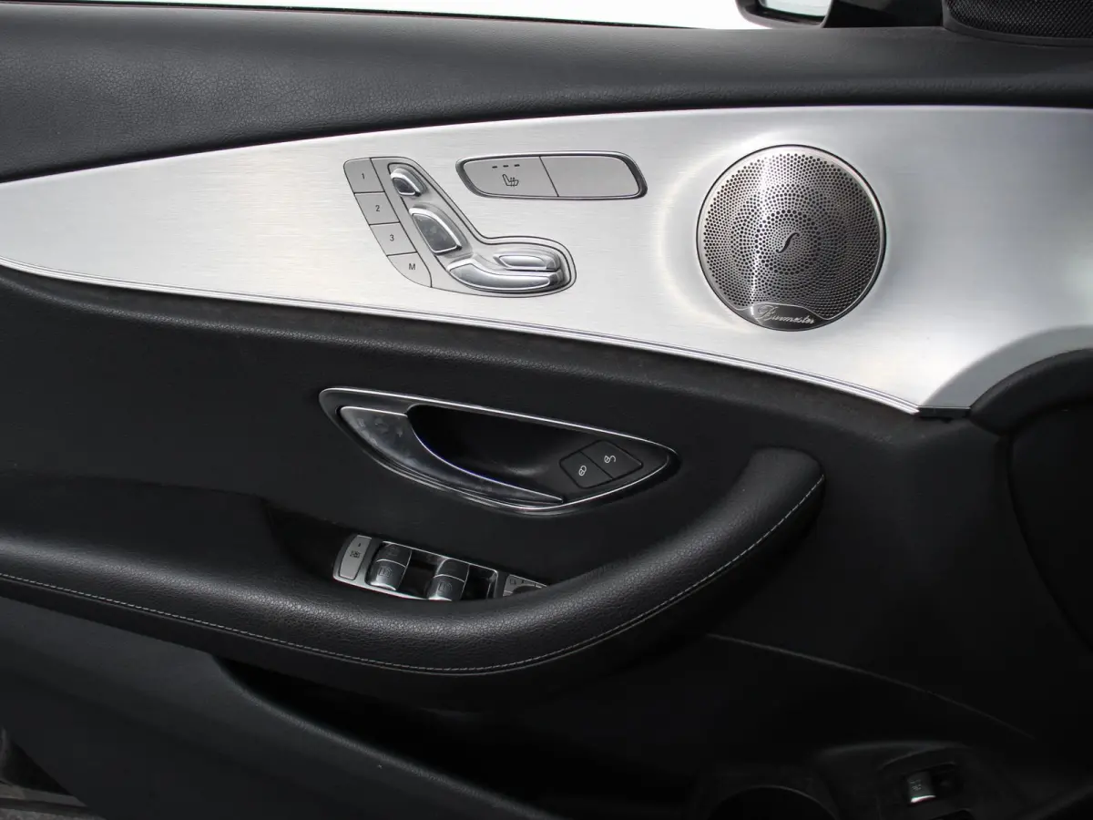 300e Avantgarde Premium Plus PHEV Automaat Panorama dak Climate control Adaptieve cruise control Parkeersensoren Camera  Verwarmde voorstoelen Keyless Lcihtmetalen velgen Led Burmester