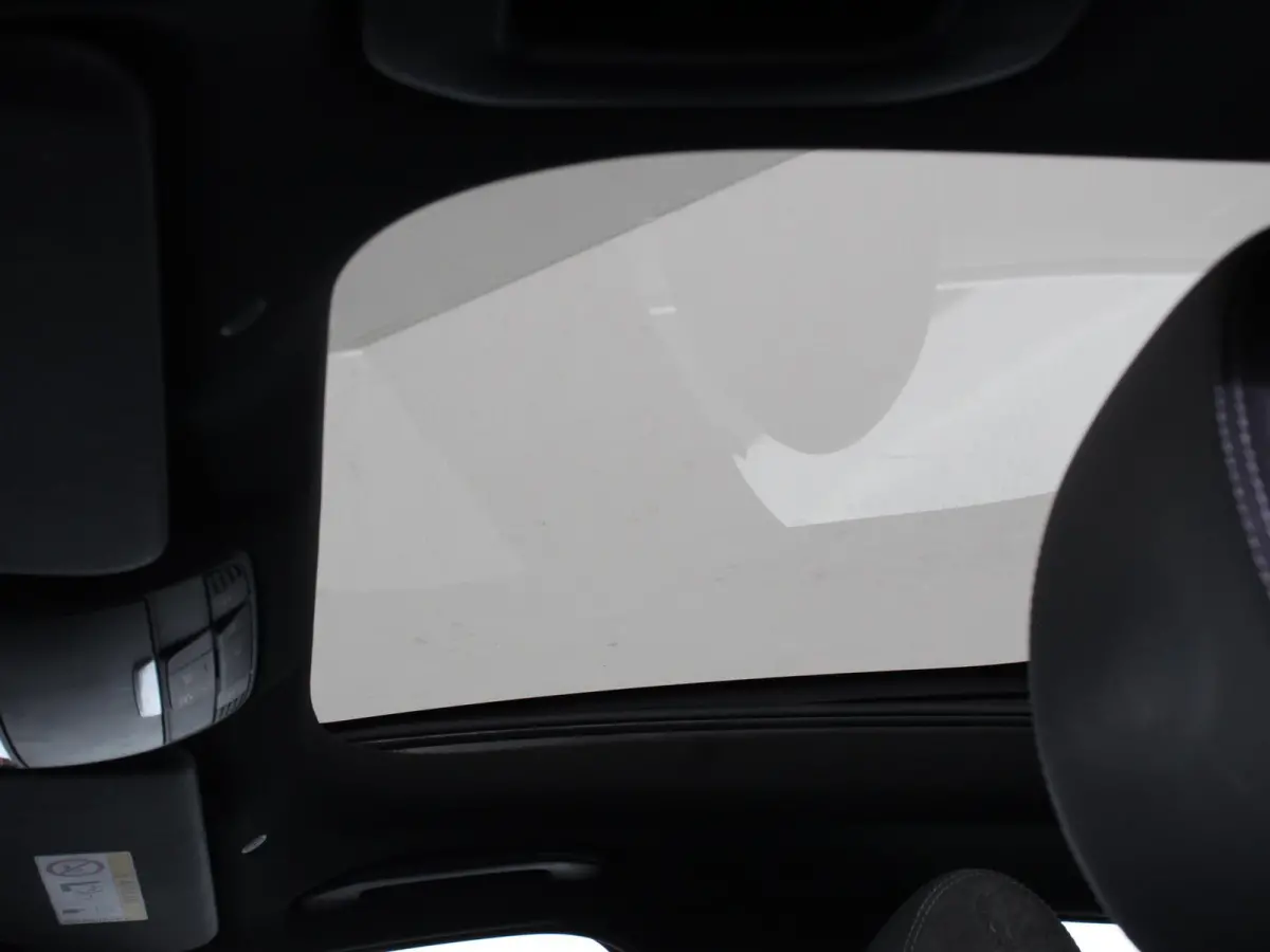 300e Avantgarde Premium Plus PHEV Automaat Panorama dak Climate control Adaptieve cruise control Parkeersensoren Camera  Verwarmde voorstoelen Keyless Lcihtmetalen velgen Led Burmester