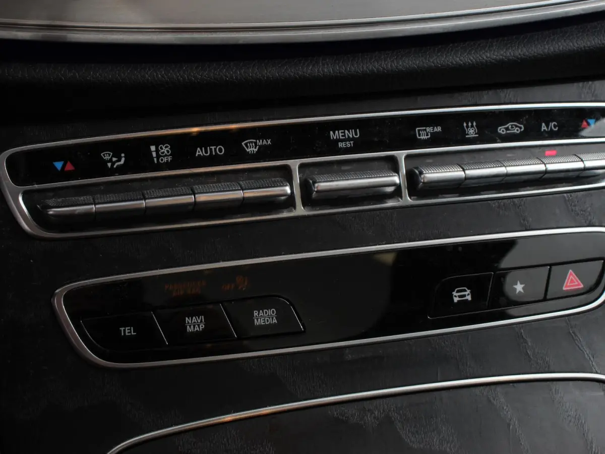300e Avantgarde Premium Plus PHEV Automaat Panorama dak Climate control Adaptieve cruise control Parkeersensoren Camera  Verwarmde voorstoelen Keyless Lcihtmetalen velgen Led Burmester