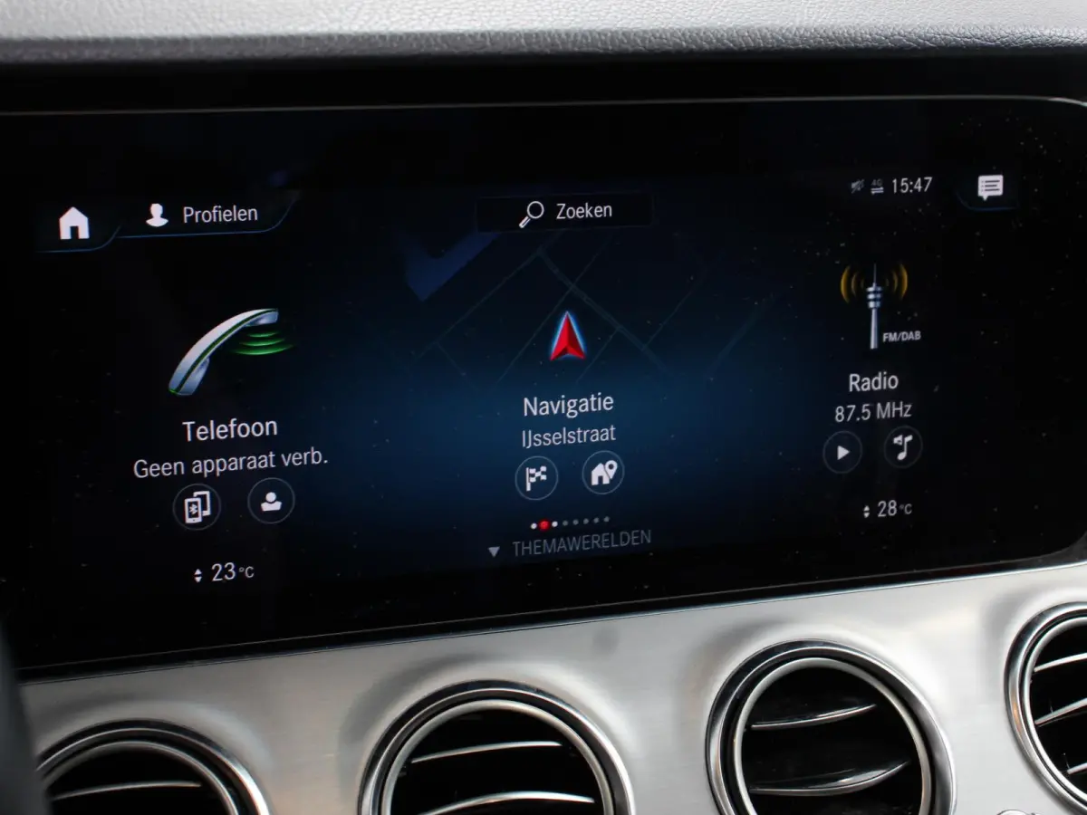 300e Avantgarde Premium Plus PHEV Automaat Panorama dak Climate control Adaptieve cruise control Parkeersensoren Camera  Verwarmde voorstoelen Keyless Lcihtmetalen velgen Led Burmester