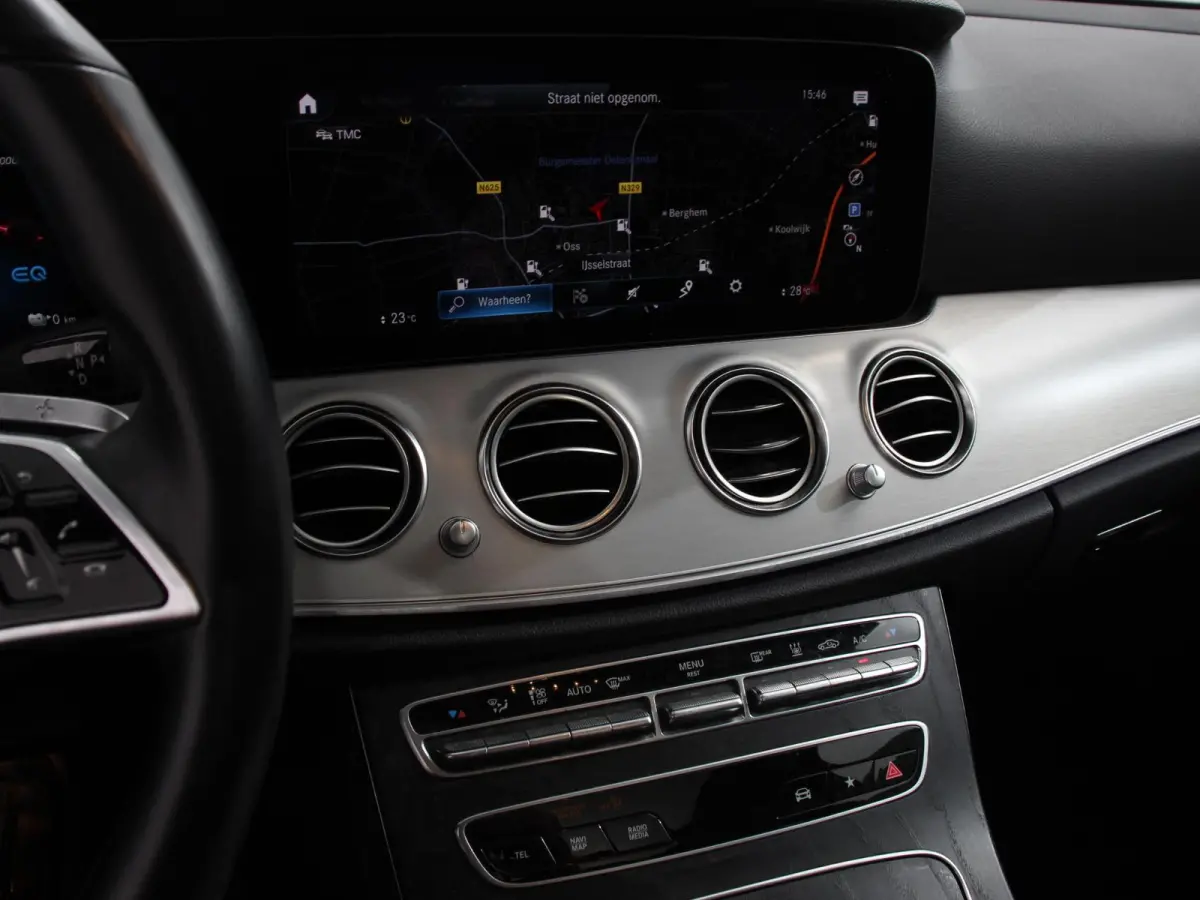 300e Avantgarde Premium Plus PHEV Automaat Panorama dak Climate control Adaptieve cruise control Parkeersensoren Camera  Verwarmde voorstoelen Keyless Lcihtmetalen velgen Led Burmester