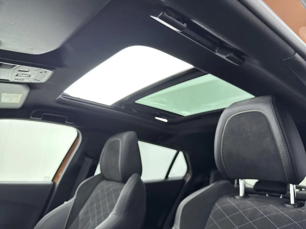 SUV EV GT Pack 50 kWh 136pk | Panorama/Schuifdak | Cruise Control Adaptief | Stoelverwarming | All Season Banden