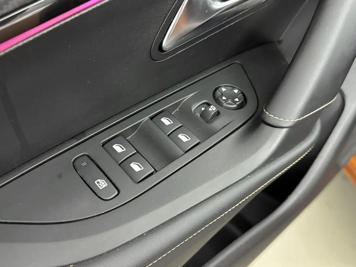 SUV EV GT Pack 50 kWh 136pk | Panorama/Schuifdak | Cruise Control Adaptief | Stoelverwarming | All Season Banden