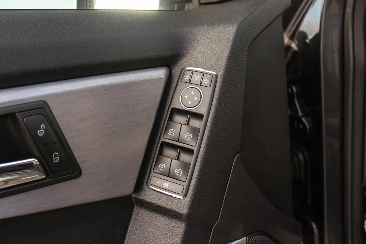 300 4-Matic First Edition | 231 pk | Automaat | Designo | 20 inch | Trekhaak | Xenon | PDC | NL auto | Leder | Navi | Sportstuur | Cruise control | Edition |