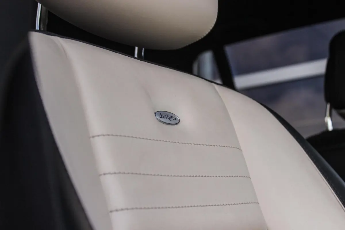 300 4-Matic First Edition | 231 pk | Automaat | Designo | 20 inch | Trekhaak | Xenon | PDC | NL auto | Leder | Navi | Sportstuur | Cruise control | Edition |