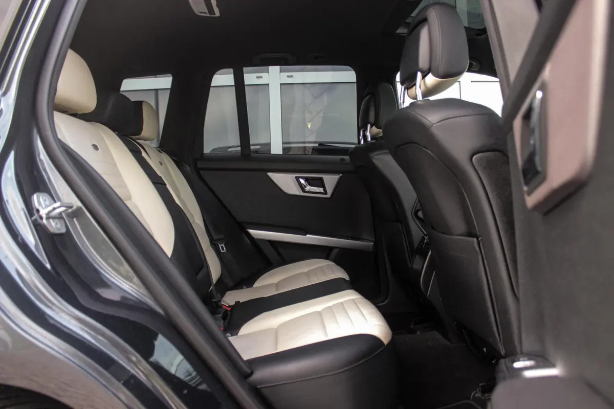 300 4-Matic First Edition | 231 pk | Automaat | Designo | 20 inch | Trekhaak | Xenon | PDC | NL auto | Leder | Navi | Sportstuur | Cruise control | Edition |