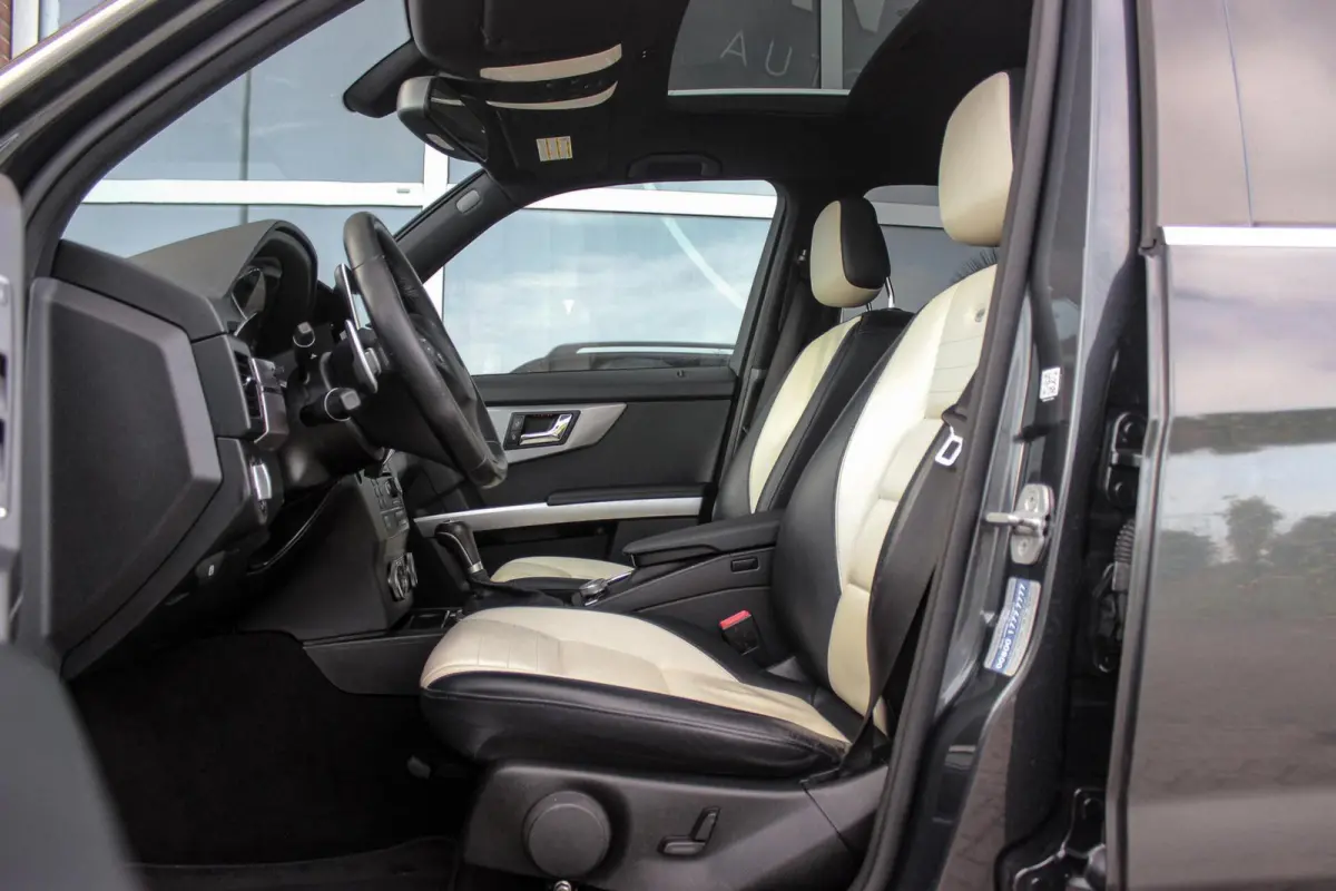 300 4-Matic First Edition | 231 pk | Automaat | Designo | 20 inch | Trekhaak | Xenon | PDC | NL auto | Leder | Navi | Sportstuur | Cruise control | Edition |