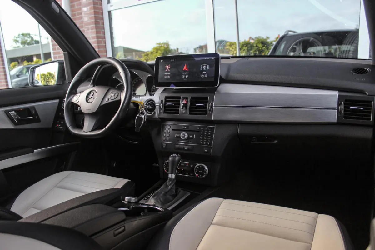 300 4-Matic First Edition | 231 pk | Automaat | Designo | 20 inch | Trekhaak | Xenon | PDC | NL auto | Leder | Navi | Sportstuur | Cruise control | Edition |