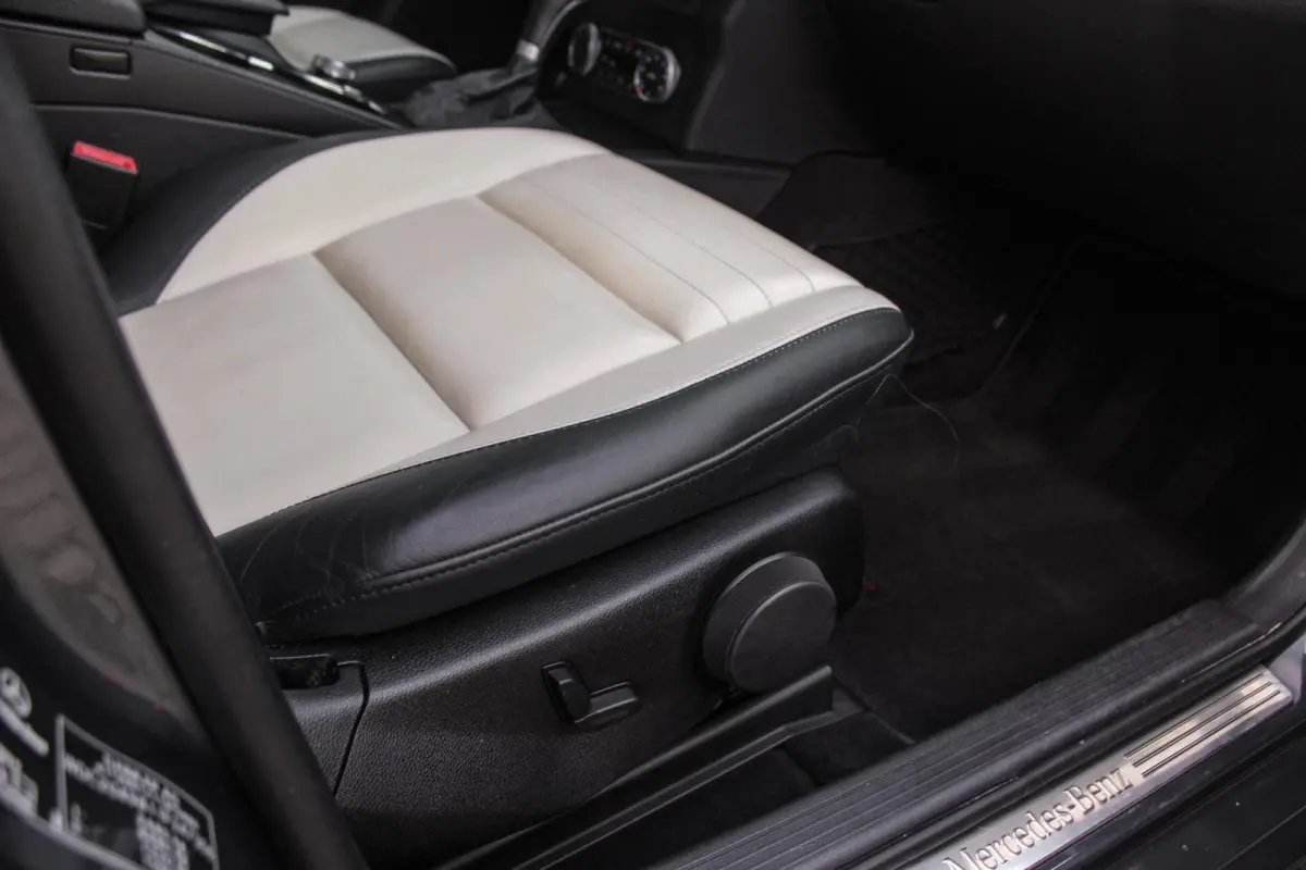 300 4-Matic First Edition | 231 pk | Automaat | Designo | 20 inch | Trekhaak | Xenon | PDC | NL auto | Leder | Navi | Sportstuur | Cruise control | Edition |