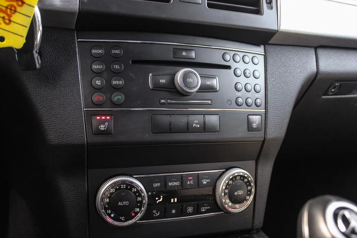 300 4-Matic First Edition | 231 pk | Automaat | Designo | 20 inch | Trekhaak | Xenon | PDC | NL auto | Leder | Navi | Sportstuur | Cruise control | Edition |