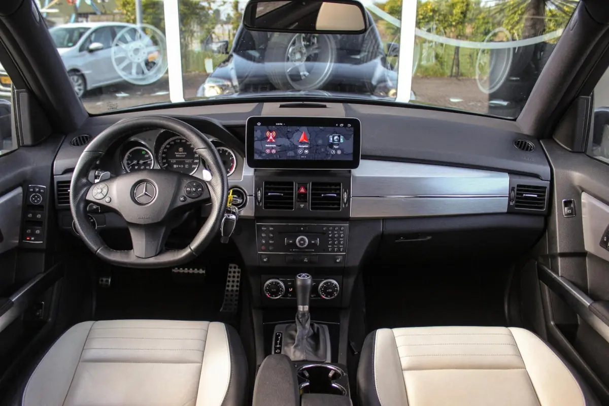 300 4-Matic First Edition | 231 pk | Automaat | Designo | 20 inch | Trekhaak | Xenon | PDC | NL auto | Leder | Navi | Sportstuur | Cruise control | Edition |