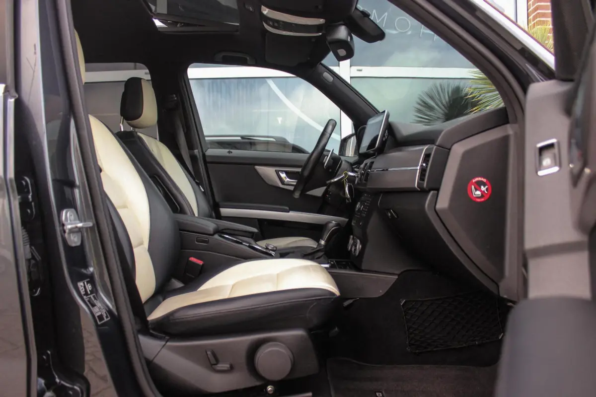 300 4-Matic First Edition | 231 pk | Automaat | Designo | 20 inch | Trekhaak | Xenon | PDC | NL auto | Leder | Navi | Sportstuur | Cruise control | Edition |