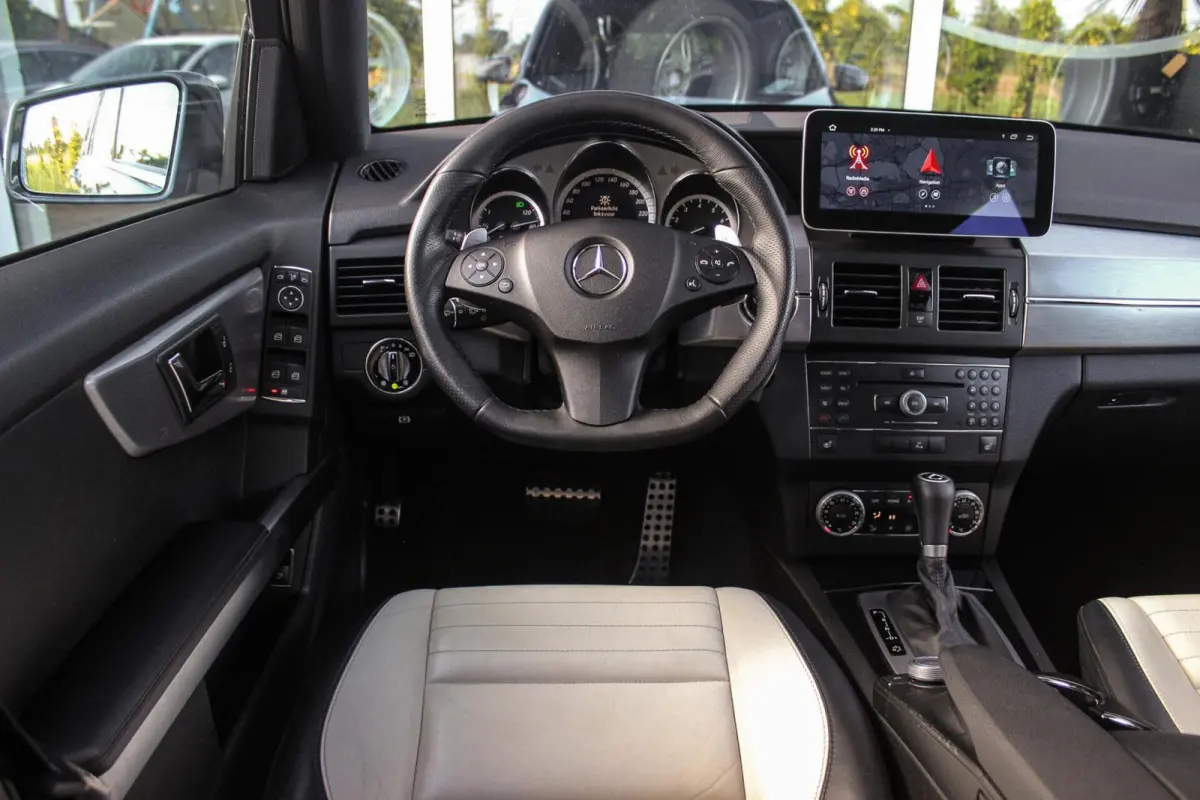 300 4-Matic First Edition | 231 pk | Automaat | Designo | 20 inch | Trekhaak | Xenon | PDC | NL auto | Leder | Navi | Sportstuur | Cruise control | Edition |