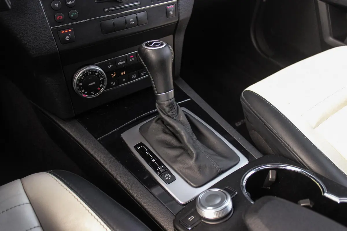 300 4-Matic First Edition | 231 pk | Automaat | Designo | 20 inch | Trekhaak | Xenon | PDC | NL auto | Leder | Navi | Sportstuur | Cruise control | Edition |