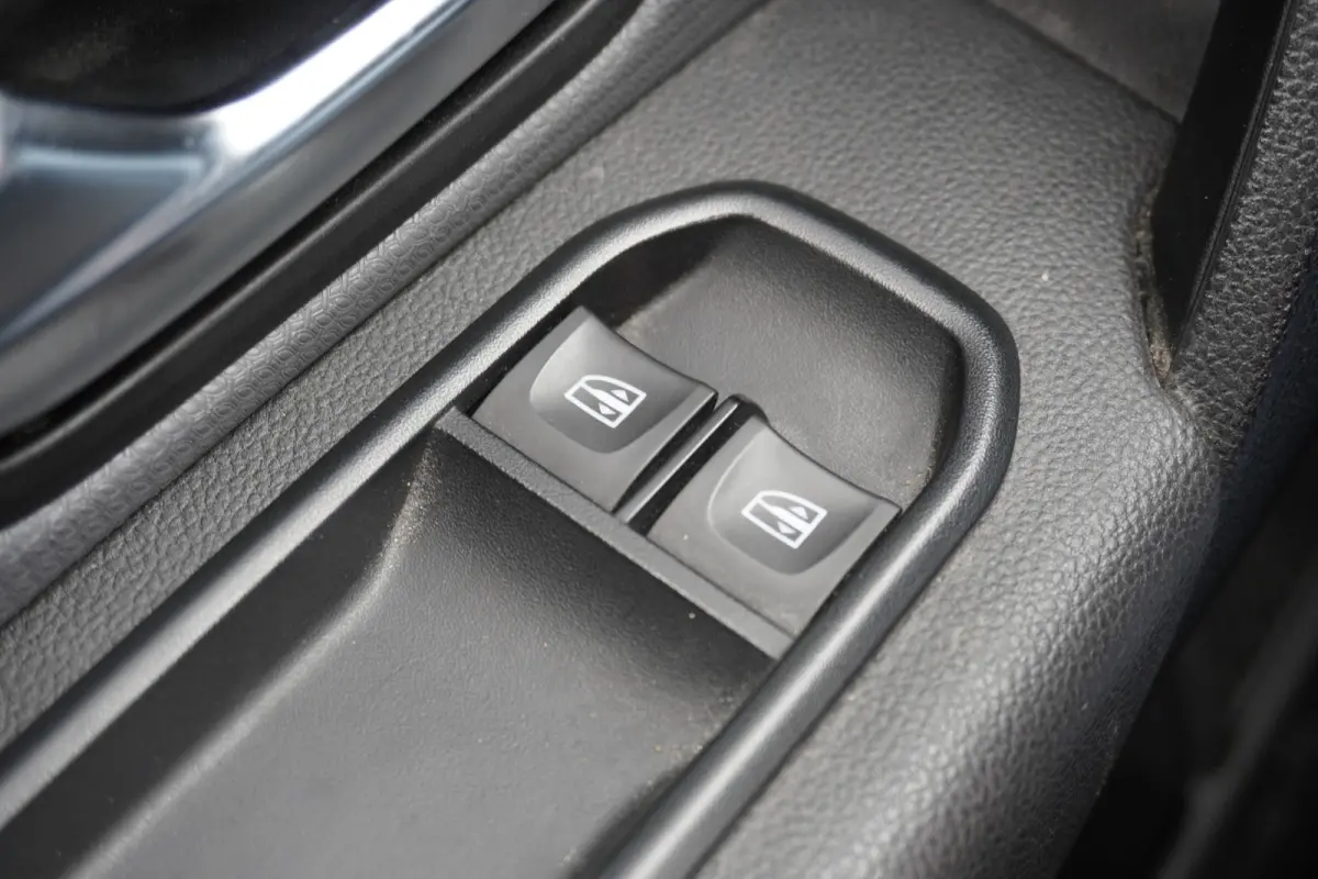 1.5 dCi EURO 6 - Airco - Cruise - PDC - € 10.900,- Excl.