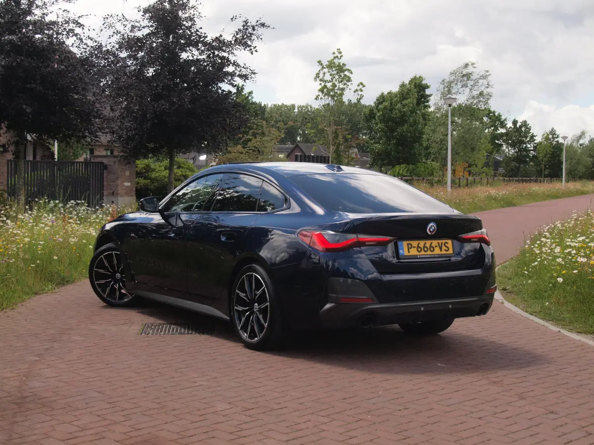 420i Business Edition Plus | M-Pakket | Panoramadak | Camera | Sfeerverlichting | Leer |
