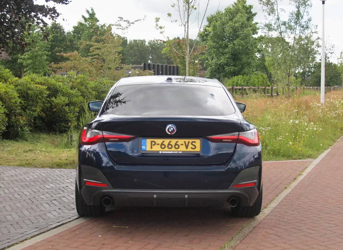 420i Business Edition Plus | M-Pakket | Panoramadak | Camera | Sfeerverlichting | Leer |