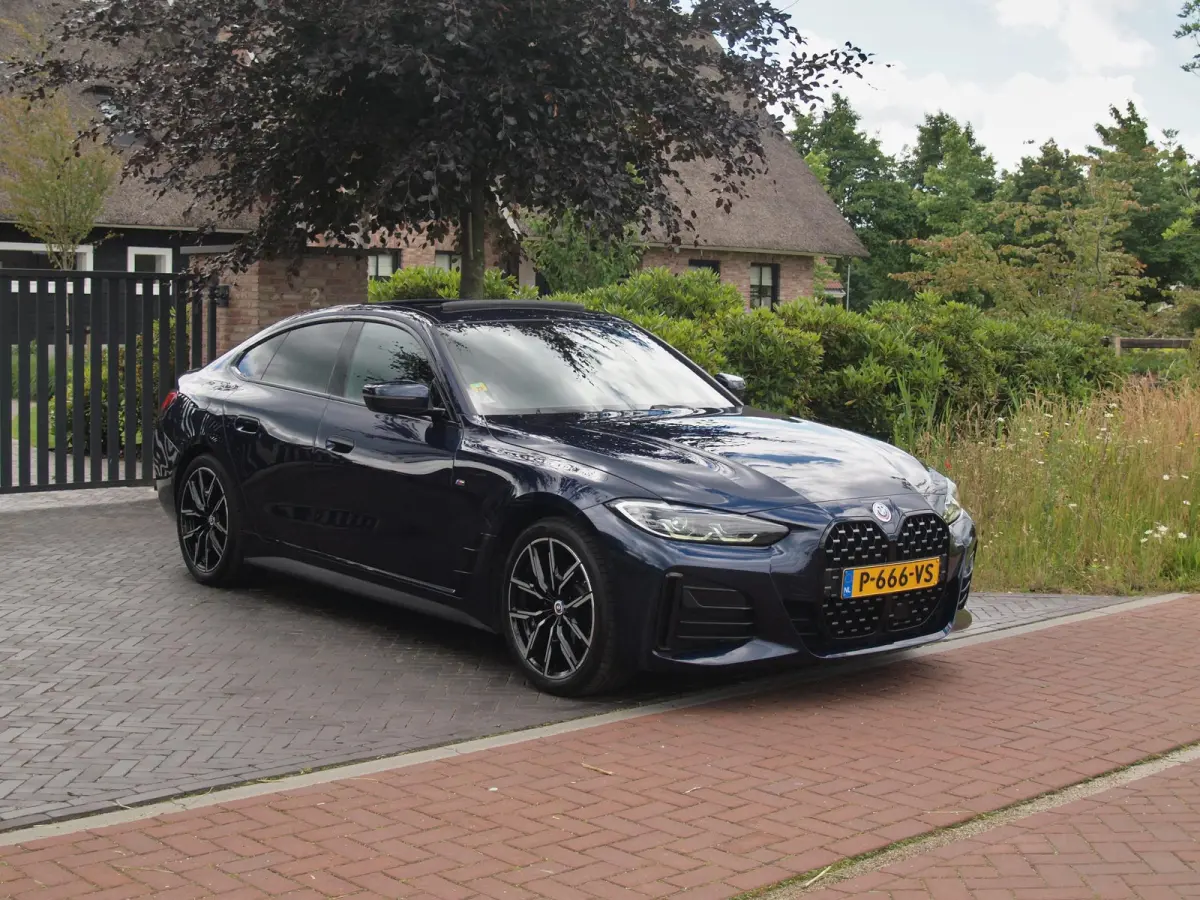 420i Business Edition Plus | M-Pakket | Panoramadak | Camera | Sfeerverlichting | Leer |