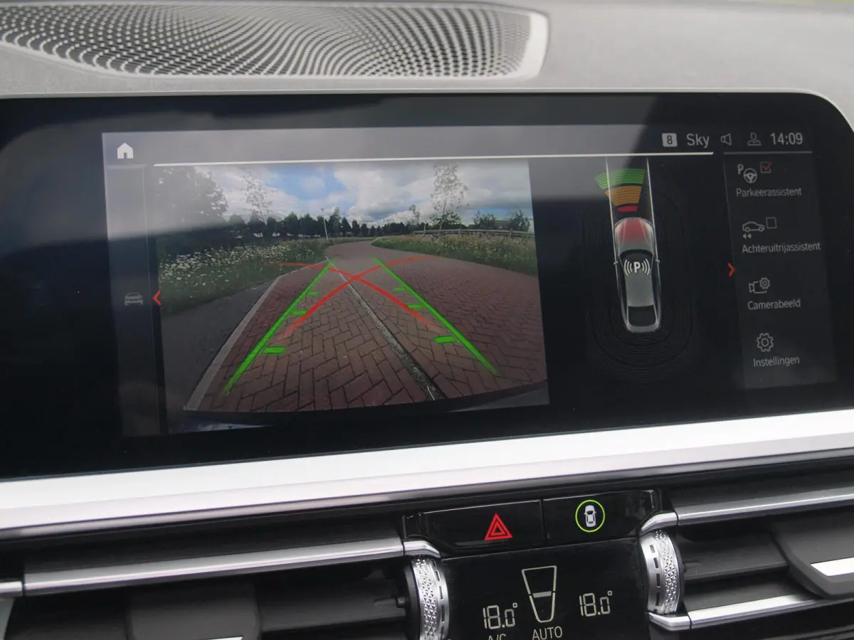 420i Business Edition Plus | M-Pakket | Panoramadak | Camera | Sfeerverlichting | Leer |