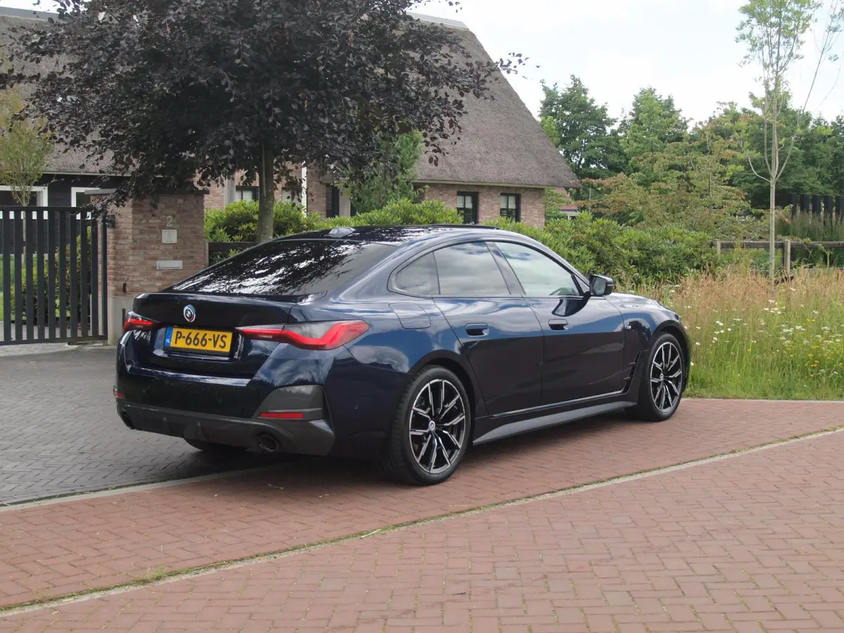420i Business Edition Plus | M-Pakket | Panoramadak | Camera | Sfeerverlichting | Leer |