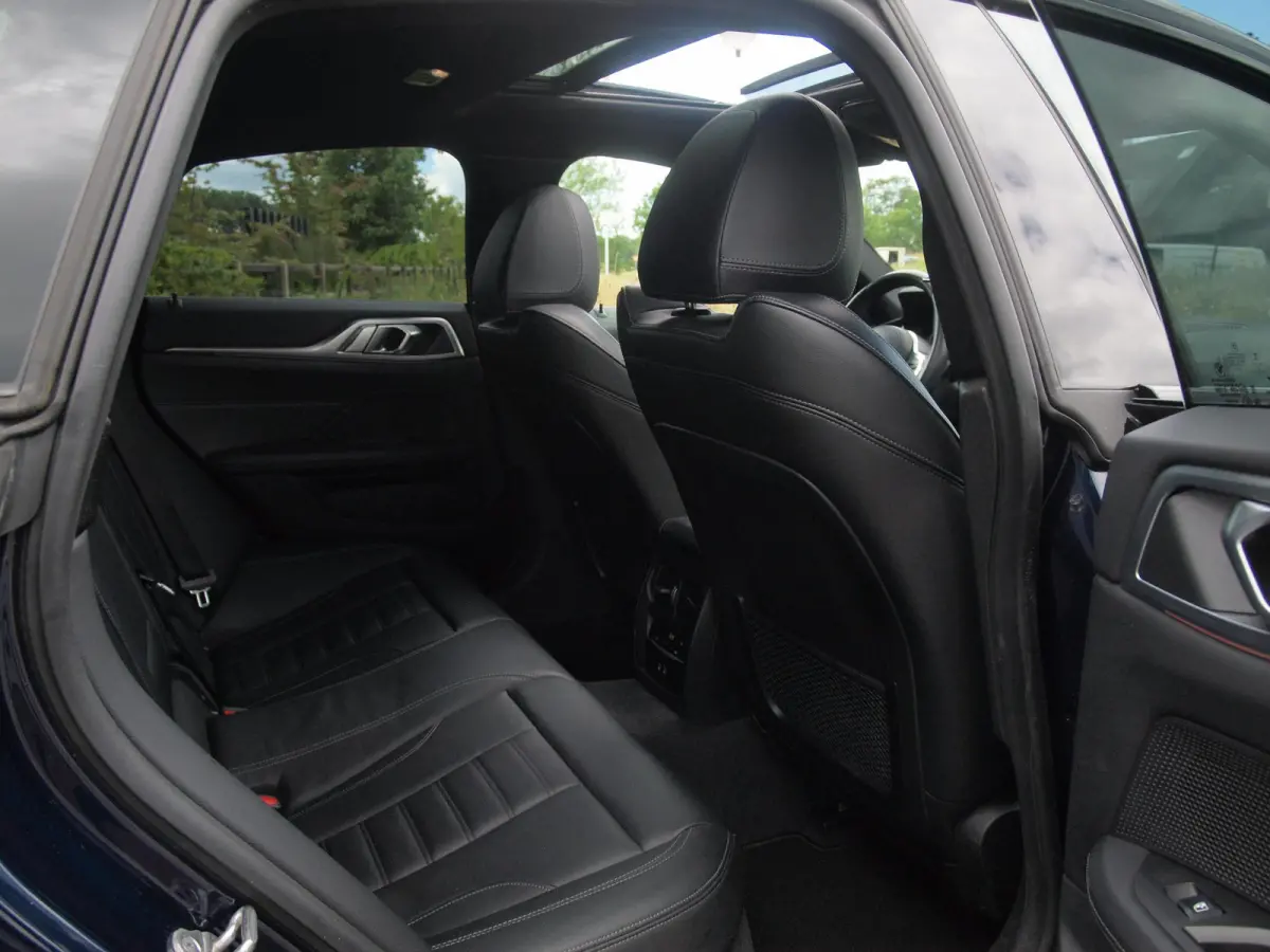 420i Business Edition Plus | M-Pakket | Panoramadak | Camera | Sfeerverlichting | Leer |