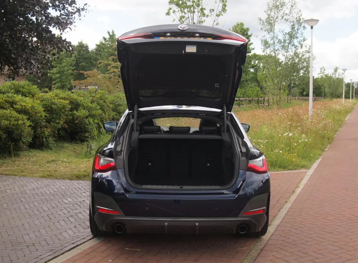 420i Business Edition Plus | M-Pakket | Panoramadak | Camera | Sfeerverlichting | Leer |