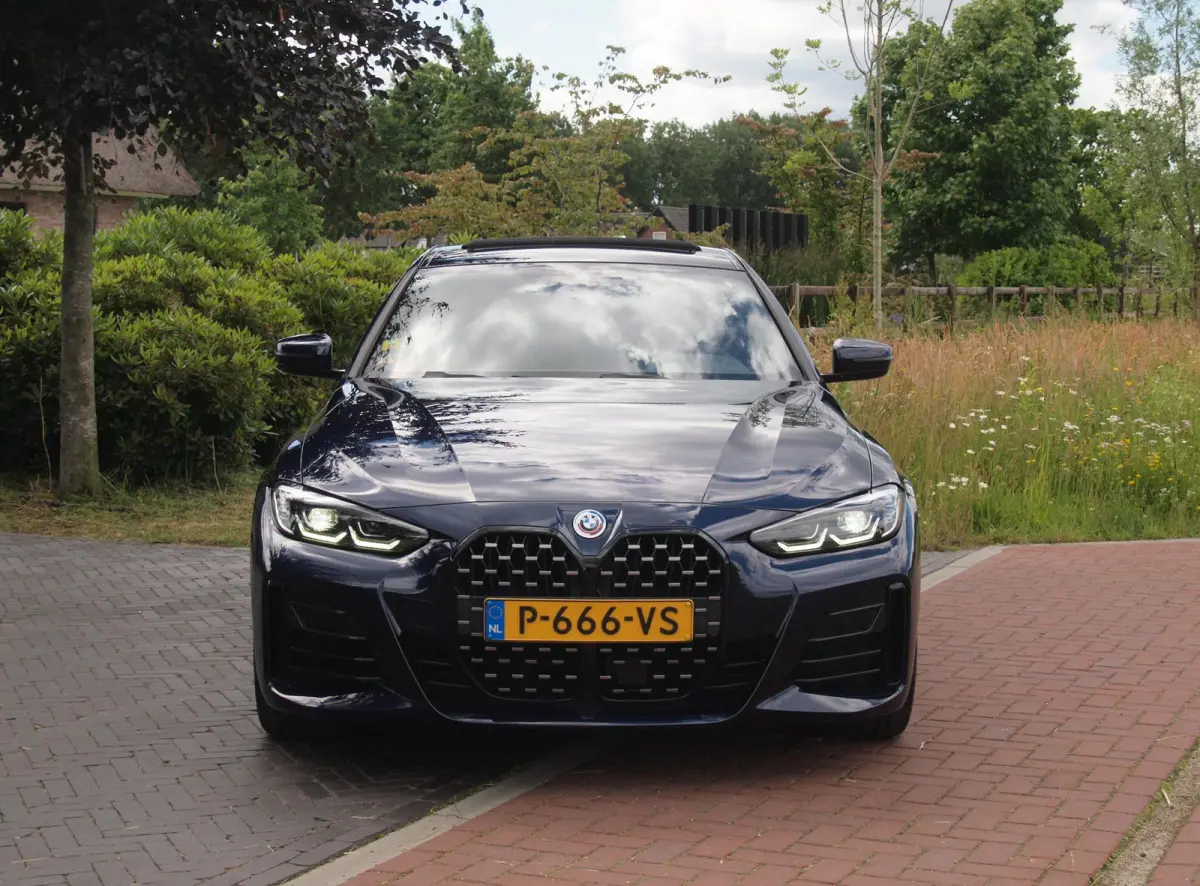 420i Business Edition Plus | M-Pakket | Panoramadak | Camera | Sfeerverlichting | Leer |