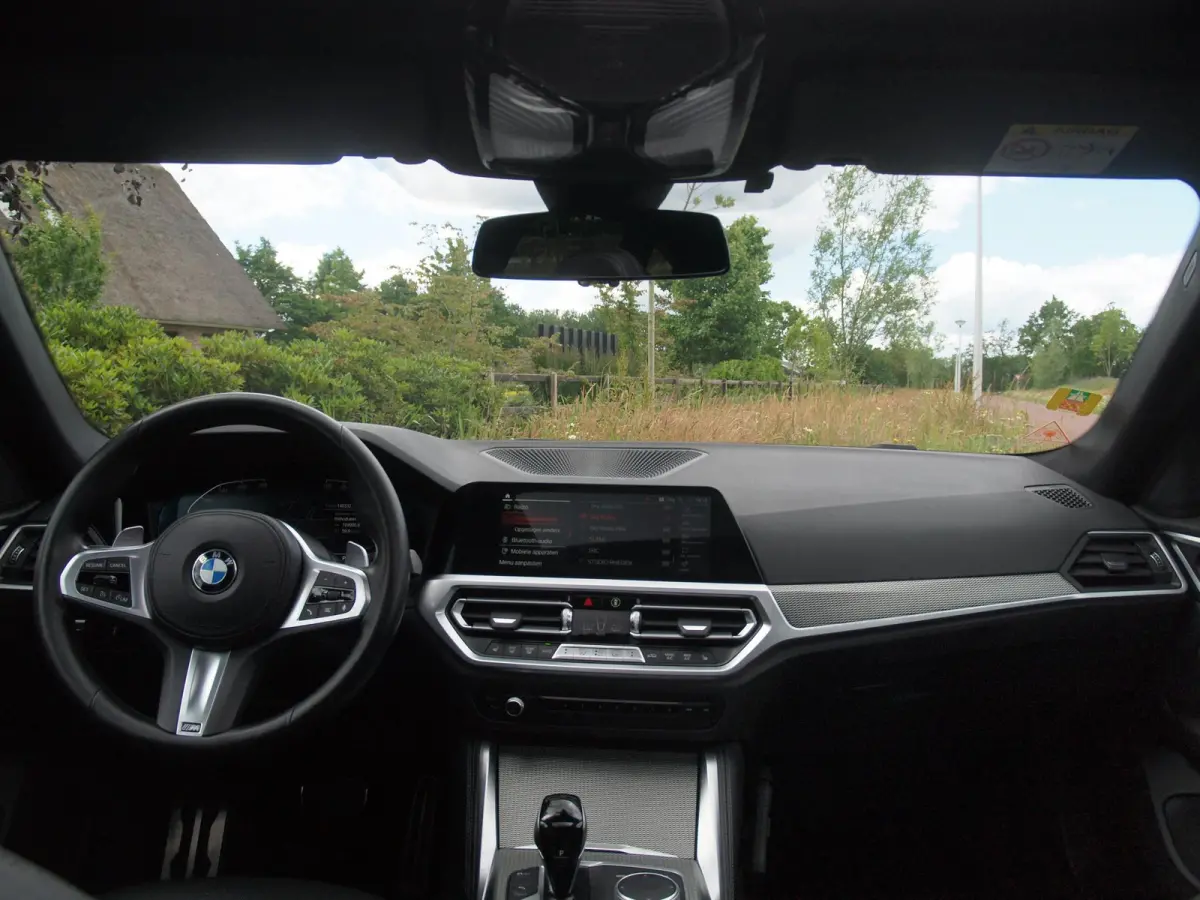 420i Business Edition Plus | M-Pakket | Panoramadak | Camera | Sfeerverlichting | Leer |