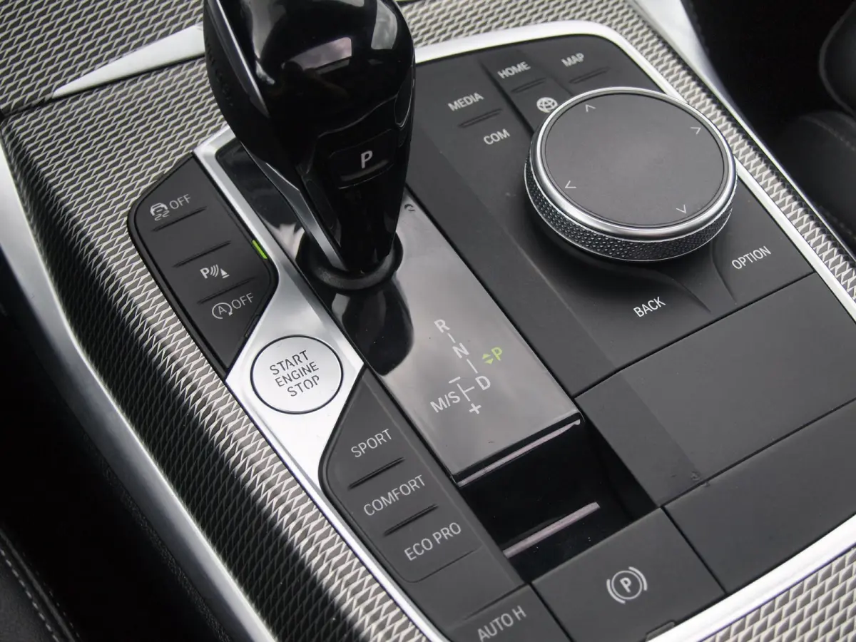 420i Business Edition Plus | M-Pakket | Panoramadak | Camera | Sfeerverlichting | Leer |