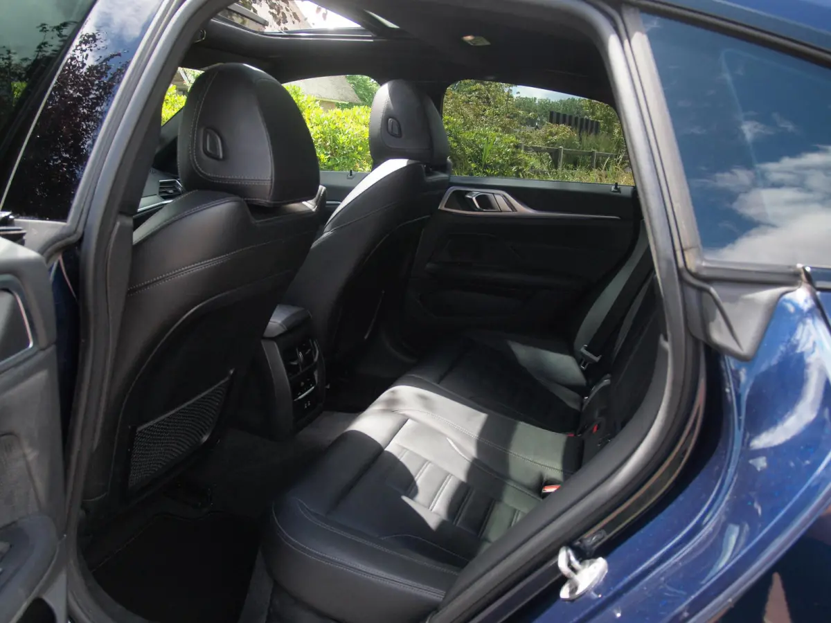 420i Business Edition Plus | M-Pakket | Panoramadak | Camera | Sfeerverlichting | Leer |