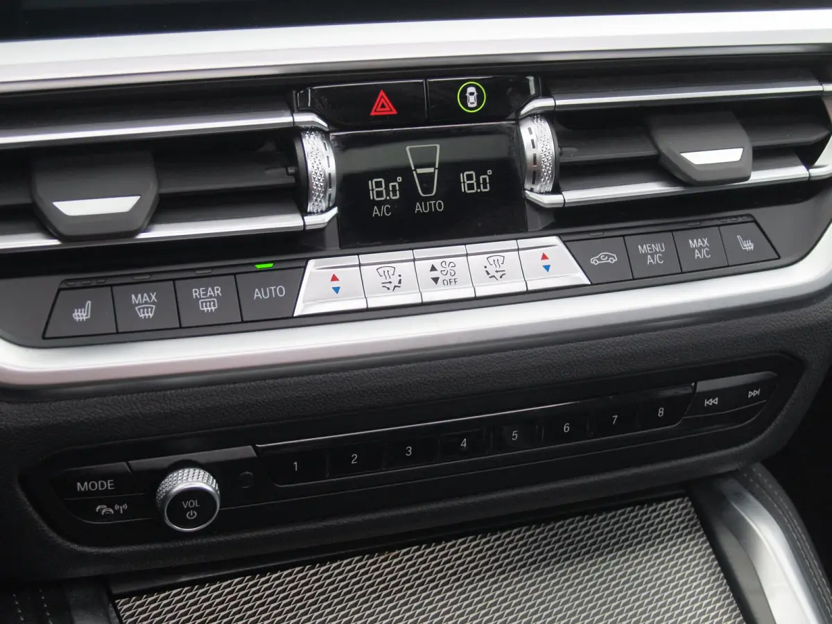 420i Business Edition Plus | M-Pakket | Panoramadak | Camera | Sfeerverlichting | Leer |