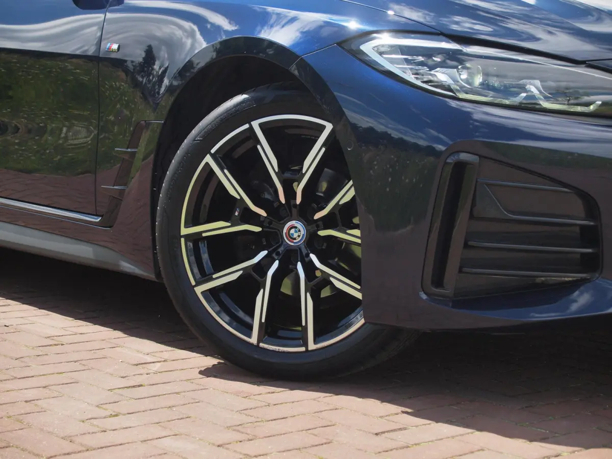 420i Business Edition Plus | M-Pakket | Panoramadak | Camera | Sfeerverlichting | Leer |