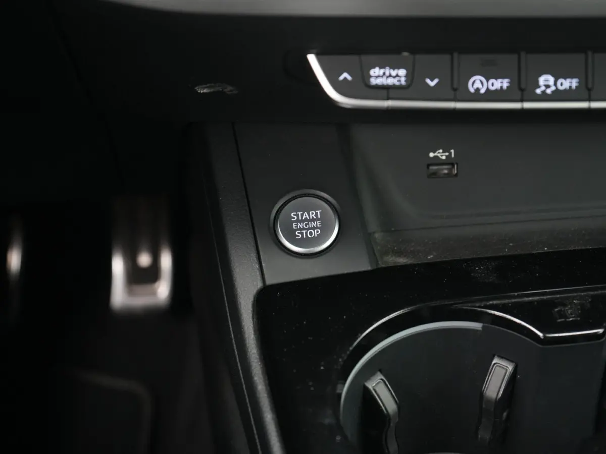 40 TFSI S edition 3X S-LINE | VIRTUAL | AUTOMAAT | HUD | NEK&STOELVERWARMING | S5 GRILL|  HALF LEDER | DODEHOEK DETECTIE | CAMERA | ADAPTIEF | KEYLESS | AFGEVLAKT STUURWIEL |