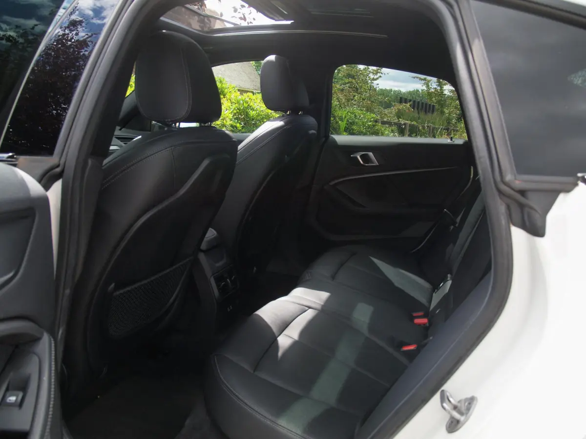 218i High Executive Edition | M-Performance Pakket | Panoramadak | Camera | Trekhaak | Sfeerverlichting | Apple Carplay |
