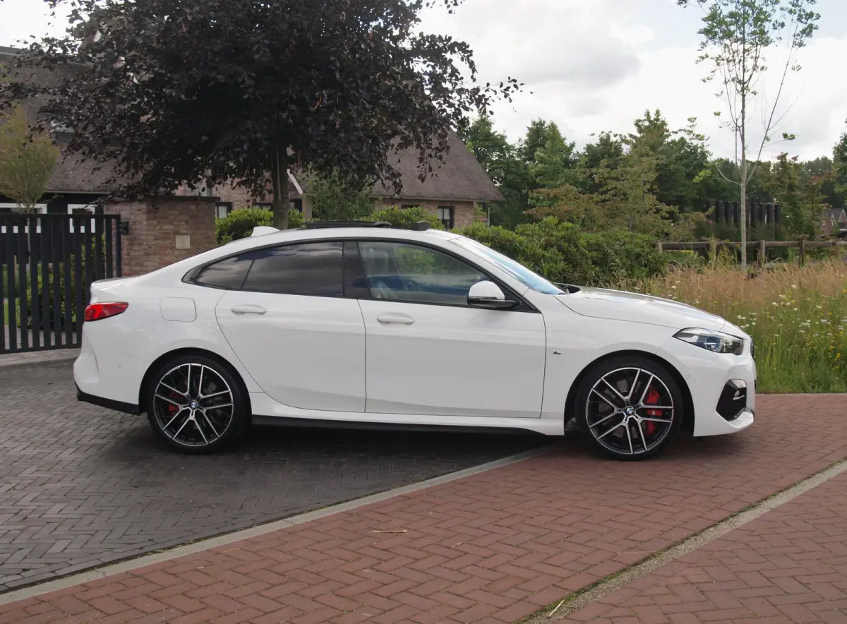 218i High Executive Edition | M-Performance Pakket | Panoramadak | Camera | Trekhaak | Sfeerverlichting | Apple Carplay |