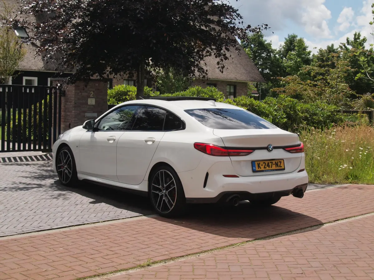 218i High Executive Edition | M-Performance Pakket | Panoramadak | Camera | Trekhaak | Sfeerverlichting | Apple Carplay |