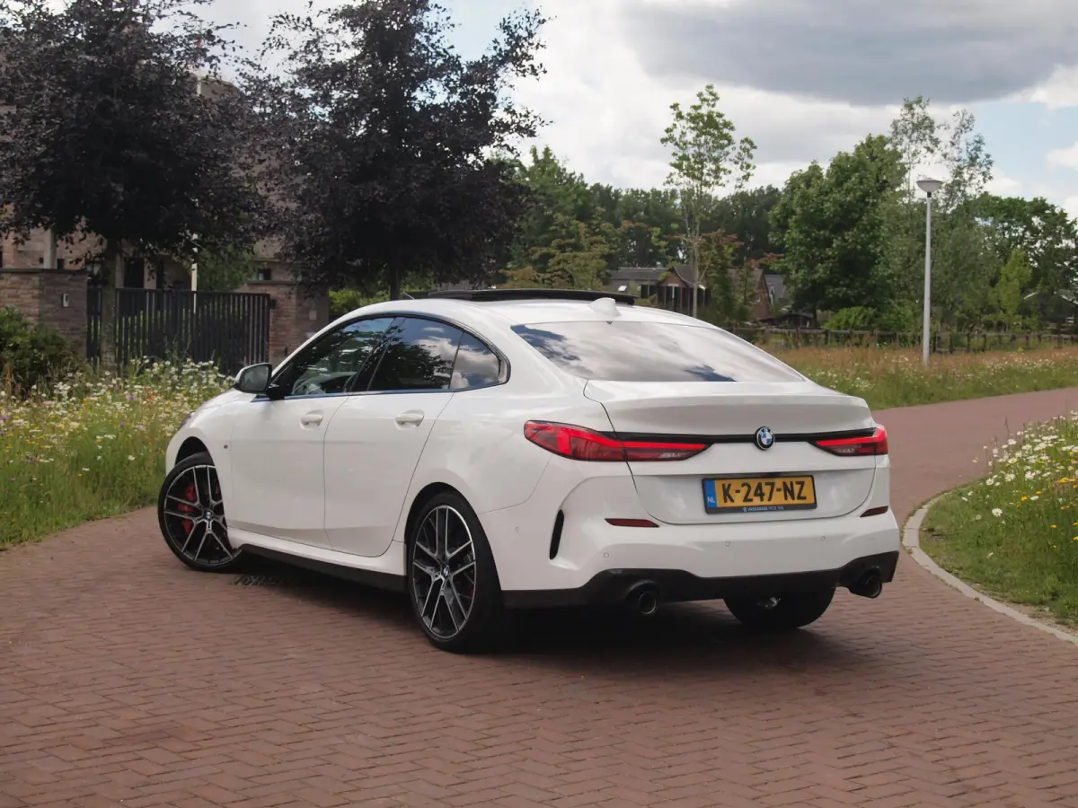 218i High Executive Edition | M-Performance Pakket | Panoramadak | Camera | Trekhaak | Sfeerverlichting | Apple Carplay |