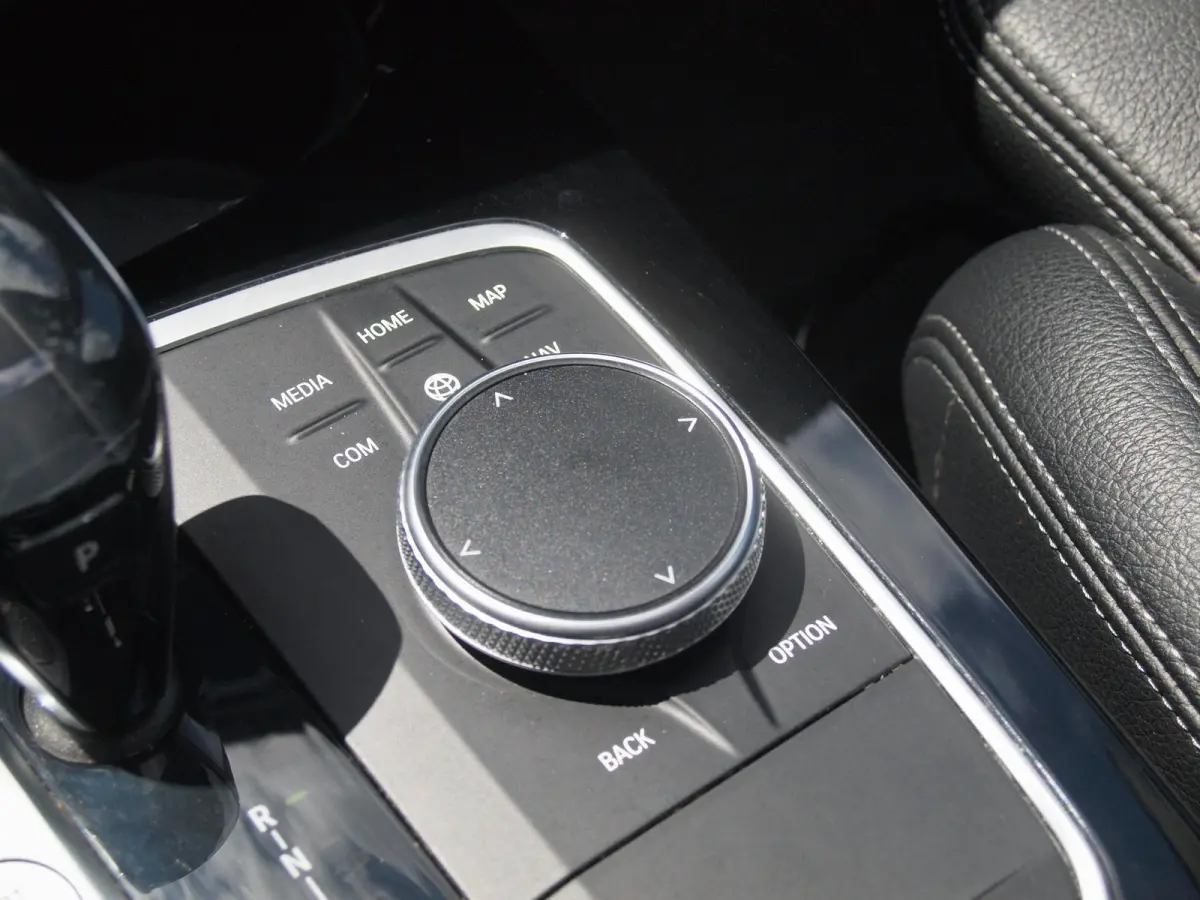 218i High Executive Edition | M-Performance Pakket | Panoramadak | Camera | Trekhaak | Sfeerverlichting | Apple Carplay |