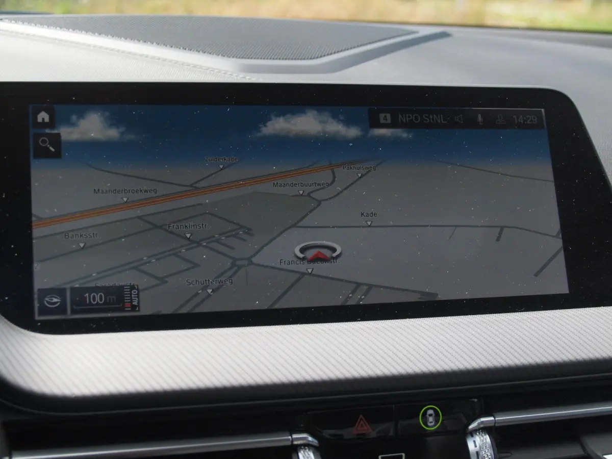 218i High Executive Edition | M-Performance Pakket | Panoramadak | Camera | Trekhaak | Sfeerverlichting | Apple Carplay |