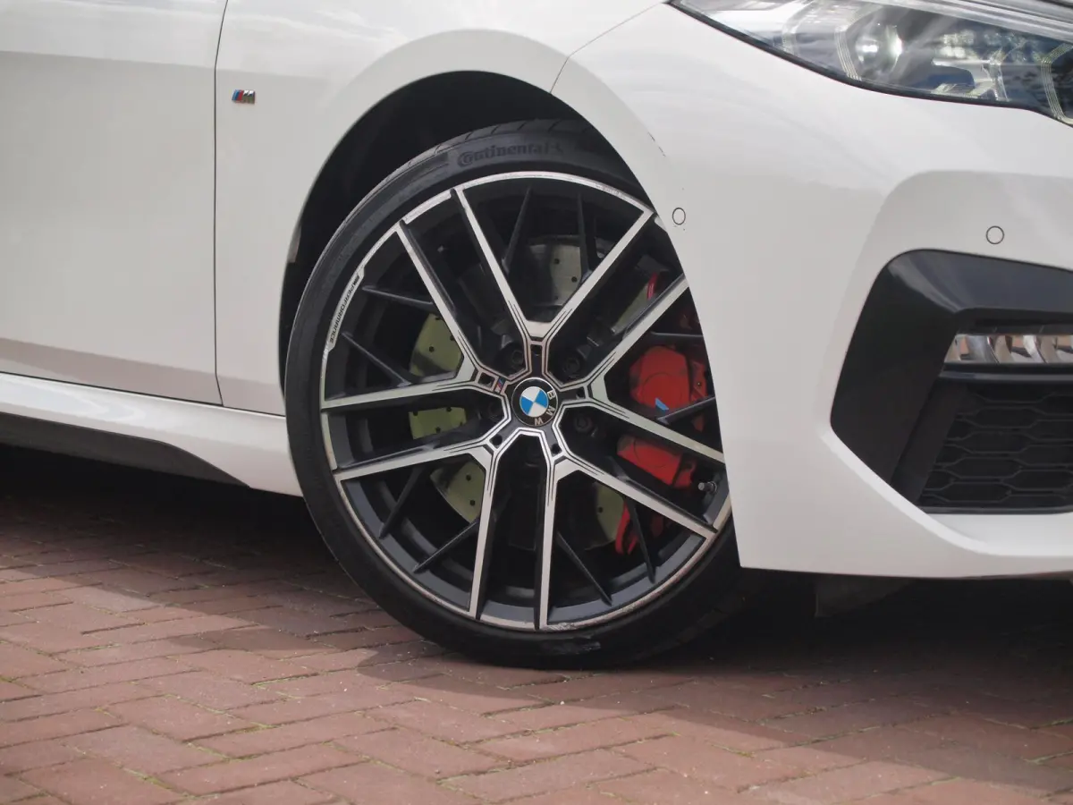 218i High Executive Edition | M-Performance Pakket | Panoramadak | Camera | Trekhaak | Sfeerverlichting | Apple Carplay |