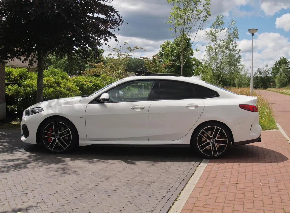 218i High Executive Edition | M-Performance Pakket | Panoramadak | Camera | Trekhaak | Sfeerverlichting | Apple Carplay |