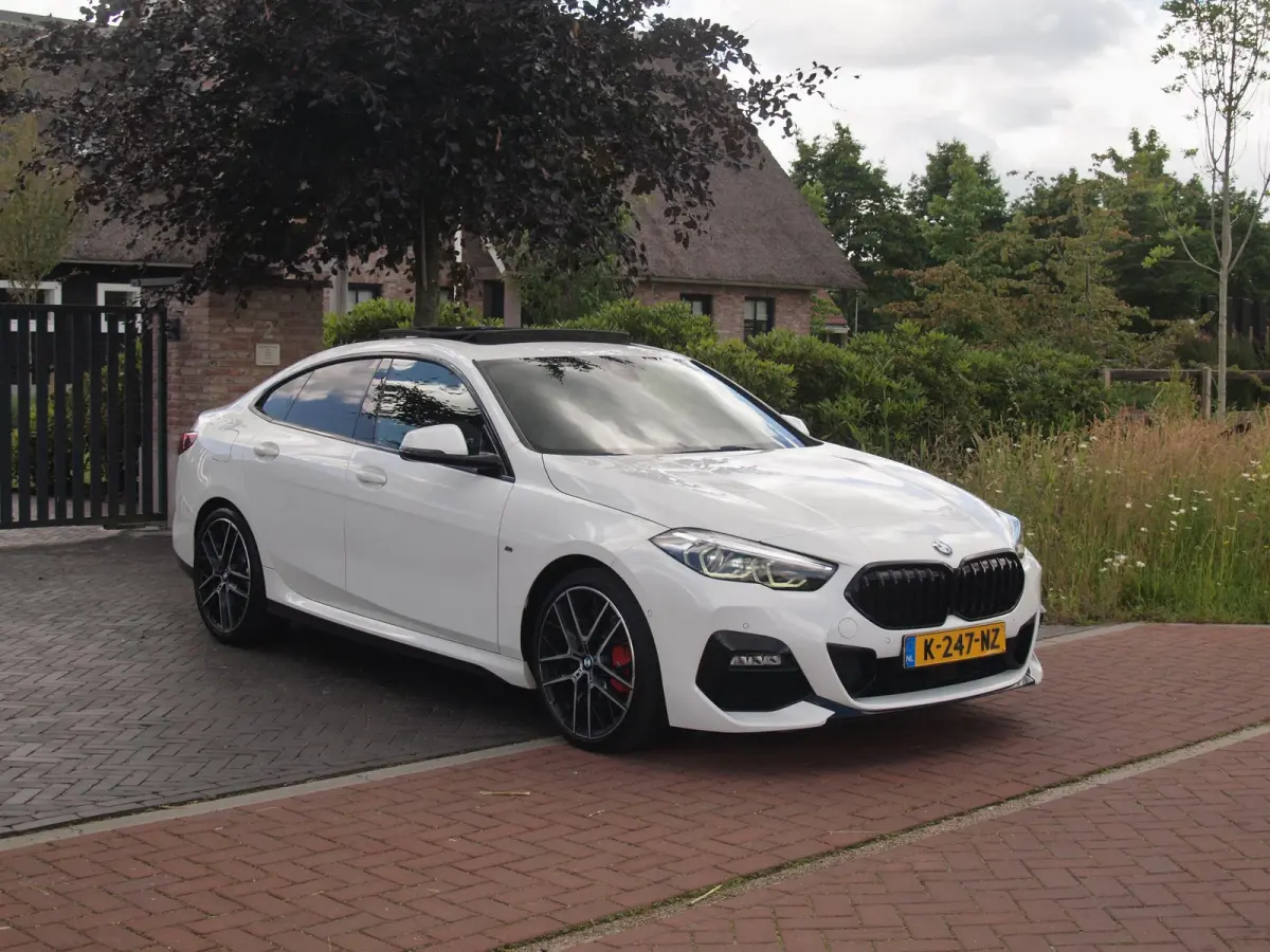 218i High Executive Edition | M-Performance Pakket | Panoramadak | Camera | Trekhaak | Sfeerverlichting | Apple Carplay |