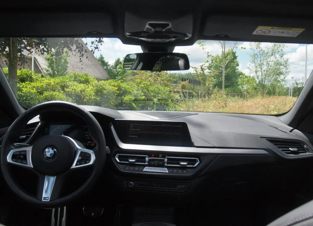 218i High Executive Edition | M-Performance Pakket | Panoramadak | Camera | Trekhaak | Sfeerverlichting | Apple Carplay |