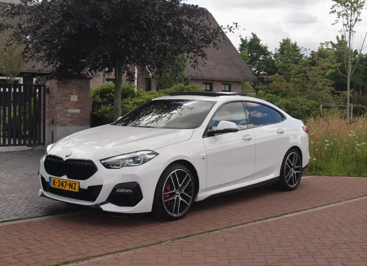 218i High Executive Edition | M-Performance Pakket | Panoramadak | Camera | Trekhaak | Sfeerverlichting | Apple Carplay |