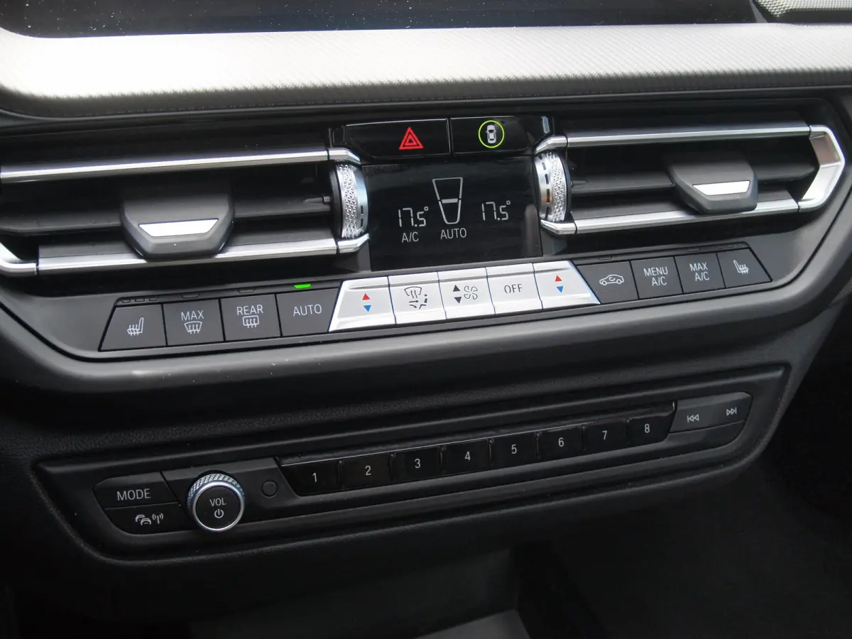 218i High Executive Edition | M-Performance Pakket | Panoramadak | Camera | Trekhaak | Sfeerverlichting | Apple Carplay |