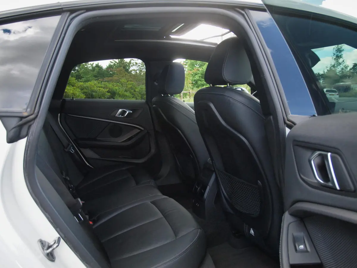 218i High Executive Edition | M-Performance Pakket | Panoramadak | Camera | Trekhaak | Sfeerverlichting | Apple Carplay |