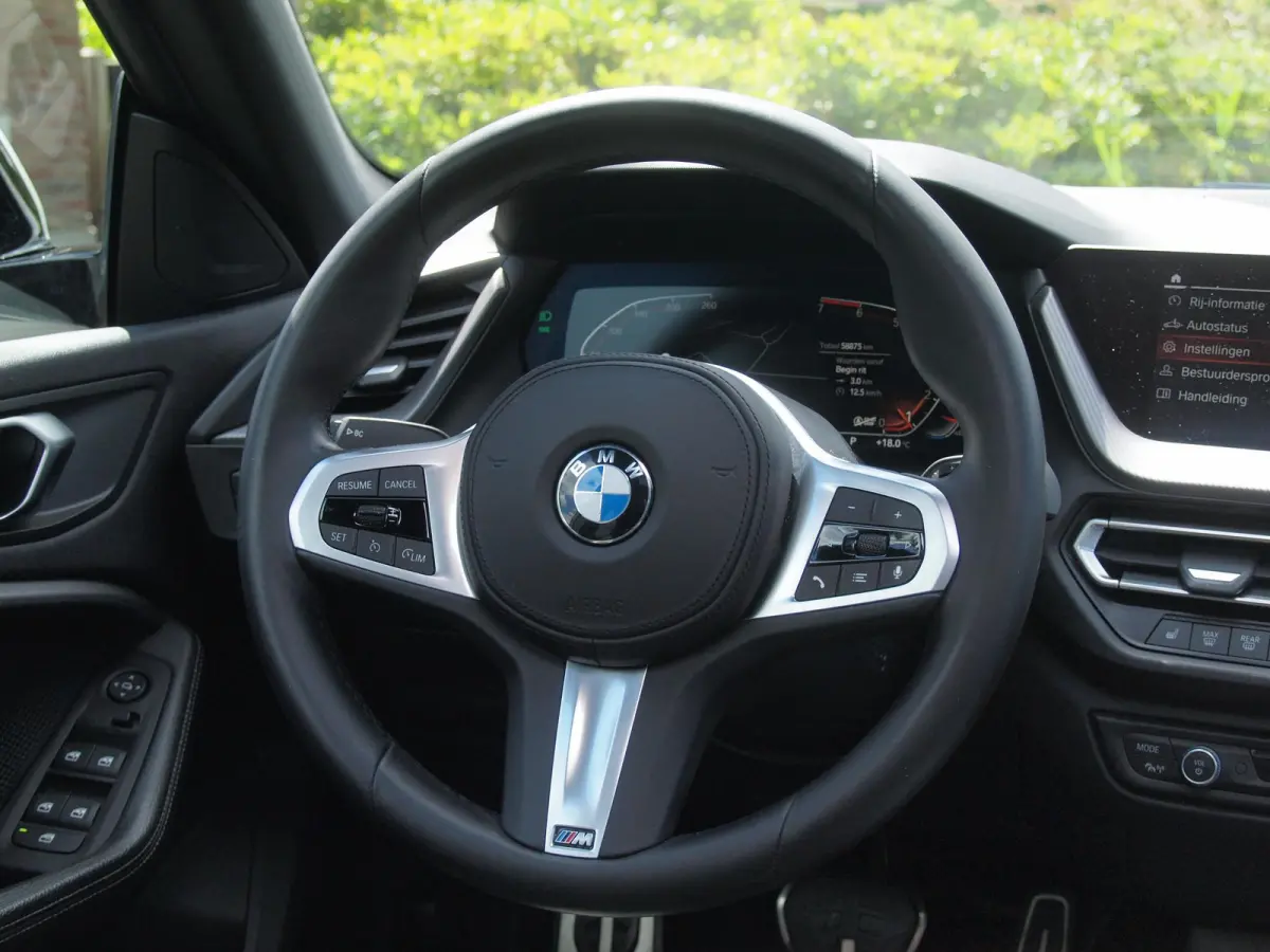 218i High Executive Edition | M-Performance Pakket | Panoramadak | Camera | Trekhaak | Sfeerverlichting | Apple Carplay |