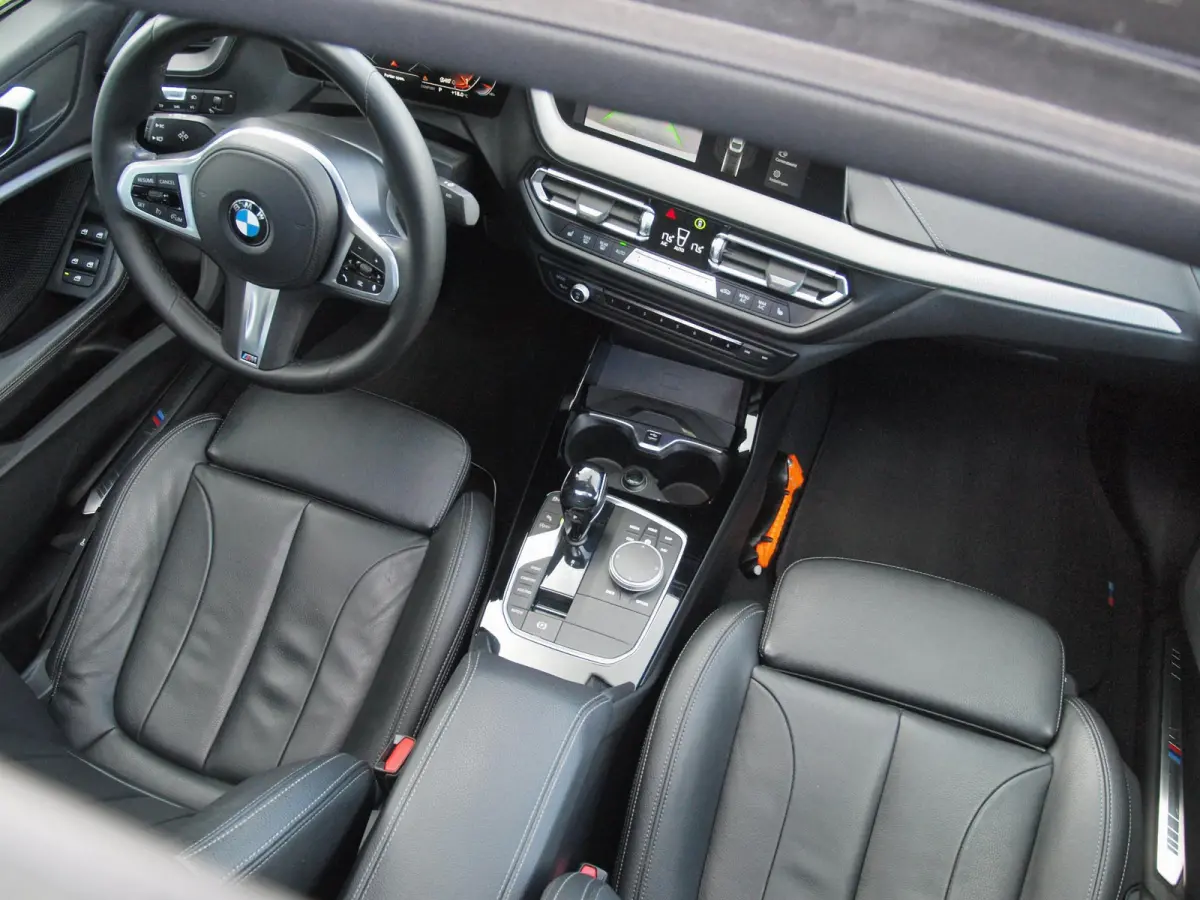 218i High Executive Edition | M-Performance Pakket | Panoramadak | Camera | Trekhaak | Sfeerverlichting | Apple Carplay |